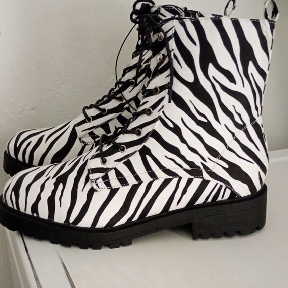 NEW Zebra Print Lace-Up Ankle Boots Black White